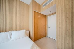 Luxury 1BR Poolview Apartment Workstation CB1-2-RA2-718-1br