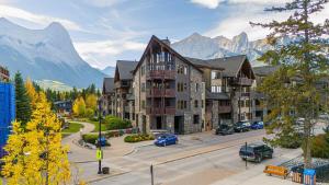 Luxury Penthouse Unparalleled Views & Comfort