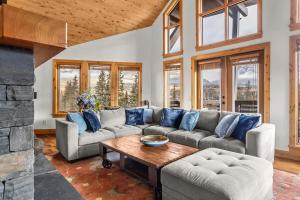 Luxury Penthouse Unparalleled Views & Comfort
