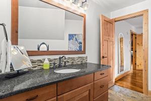 Luxury Penthouse Unparalleled Views & Comfort
