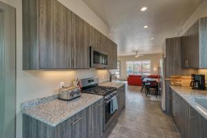 Ponchita House- 6 beds, 6 baths! Located in the Crossroads of the Rocky Mountains