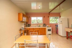 Charming Casa Aura, near lake Arenal in Nuevo arenal, pet friendly- Casas Airelibre