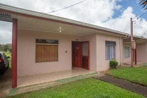 Charming Casa Aura, near lake Arenal in Nuevo arenal, pet friendly- Casas Airelibre