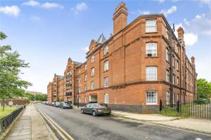 Quiet one-bedroom apartment with workspace in Stepney Green