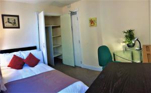 Ensuite rooms, self-catering in shared kitchens