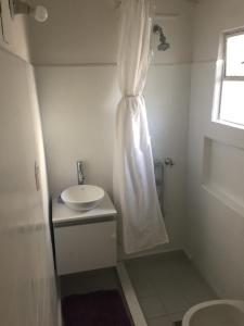 habitación con baño privado y entrada independiente