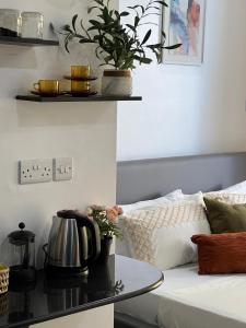 Trendy urban studio wt pool, gym, king bed and Perks!