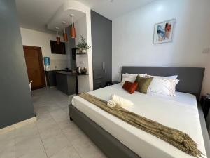 Trendy urban studio wt pool, gym, king bed and Perks!