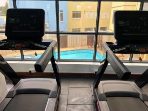 Trendy urban studio wt pool, gym, king bed and Perks!