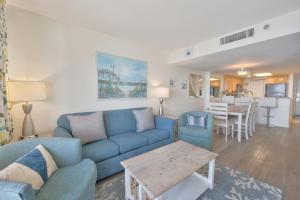 Beautiful Beach retreat with balcony and hot tub