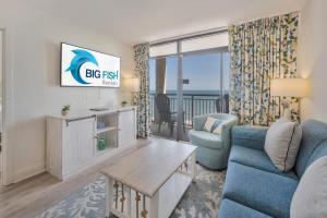 Beautiful Beach retreat with balcony and hot tub