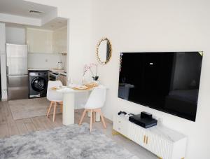 Bright Studio with Rooftop Pool & Gym in JVC
