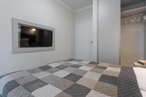 Urban Chic - Luxury Stay for up to 15 Guests in Mennica Residence, Warsaw Center