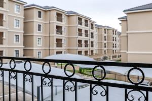 Sleek & Modern Blue Lake 1-Bed Retreat in Midrand