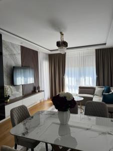 Moderan 80m2 apartman - 2 kupatila - terasa - blizu centra i plaze