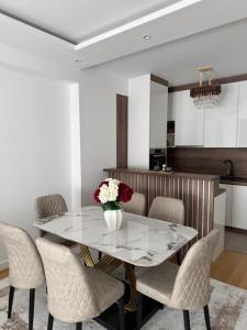 Moderan 80m2 apartman - 2 kupatila - terasa - blizu centra i plaze