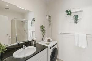 Opposite Caulfield Park 2BR Retreat