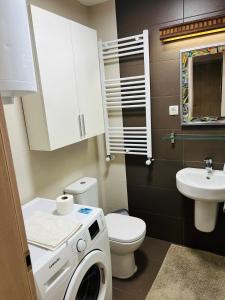 Luxury City Apartment-Steps from City Center