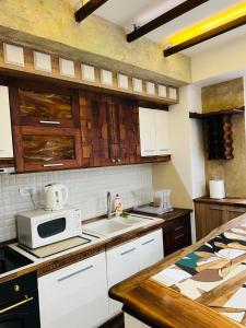 Luxury City Apartment-Steps from City Center