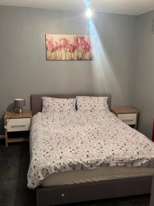 Cozy Private Double Room with Workspace & Garden View