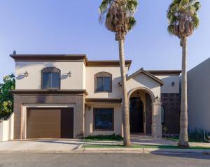 Luxurious Zona Dorada Retreat Spacious and Secure