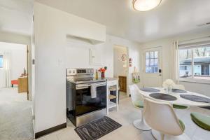 Old Broadmoor Condo Private Deck Washer Dryer Unit