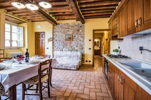 Tuscan Stone Apartment With Pool Near Lucca