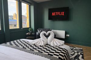 Stylish 1BD Apt on The Headrow LS1 & Parking