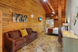 Wimberley Log Cabins Resort and Suites- Unit 3