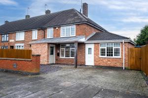 Modern House 6 Beds 3 Car Driveway Parking