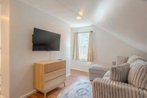 Salem 4BDR Near Downtown & Train, Free Parking