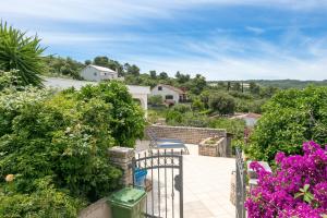 Apartments by the sea Necujam, Solta - 2089