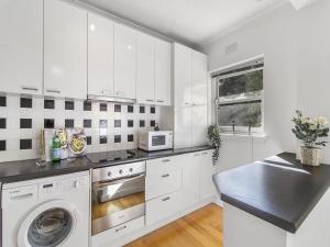 Comfy One-Bedroom Unit Between City and Airport