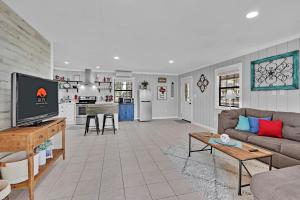 Rustic Star Farmhouse at Moonlight Getaway