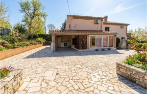 1 Bedroom Cozy Apartment In Pavicini