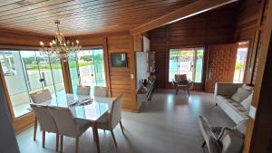 Casa com piscina Refúgio Wood House