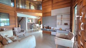 Casa com piscina Refúgio Wood House