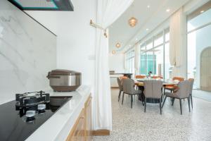 Pattaya Walking Street 5 bedroom 7bath KTV swimming pool villa