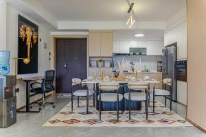 Luxury 3 BedEnsuite Apartment at One Riverside with Pool, Gym, Sunset Balcony & Optional Car Driver