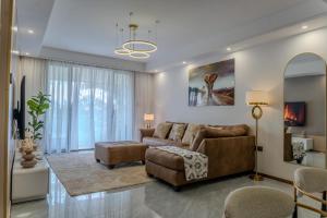 Luxury 3 BedEnsuite Apartment at One Riverside with Pool, Gym, Sunset Balcony & Optional Car Driver