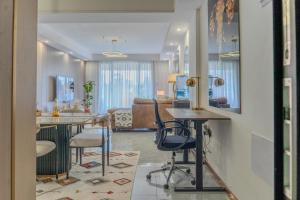 Luxury 3 BedEnsuite Apartment at One Riverside with Pool, Gym, Sunset Balcony & Optional Car Driver