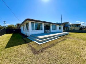 Sandy Shores Vincentia Across the Road from the Beach! Linen Not Provided