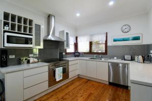 Burrills Cedar Cottage - Walking Distance to Water - Linen Not Provided