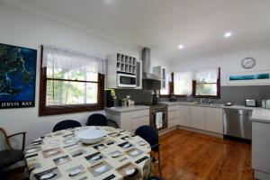 Burrills Cedar Cottage - Walking Distance to Water - Linen Not Provided