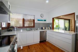 Burrills Cedar Cottage - Walking Distance to Water - Linen Not Provided