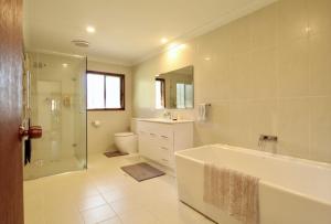 Burrills Cedar Cottage - Walking Distance to Water - Linen Not Provided
