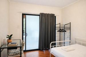 Cozy Private Single Room in Bankstown - Near Transport & Shops - Shared Bathroom