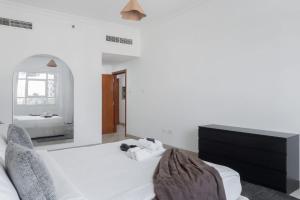 Free housekeeping visits during your stay - StayShort - Stylish JVC 1BR with Pool Access Sleeps 4