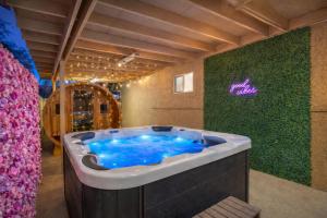 Oasis Near STRIP Pool Jacuzzi Deck Poker Room