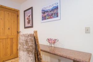 Bear Creek Lodge 108B Hotel Room